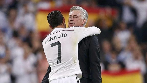 Cristiano Ronaldo abraza a Ancelotti. 