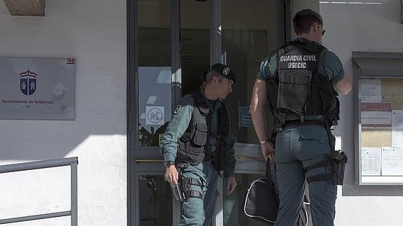 La Guardia Civil efectúa un registro en Valdemoro. 