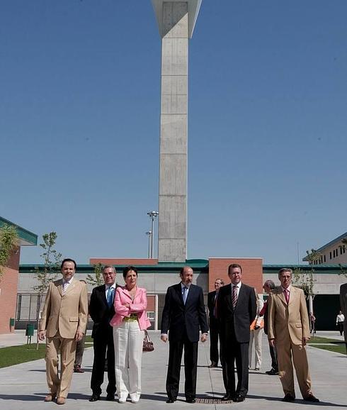 Granados, junto a Rubalcaba y otros cargos, en la inauguración de la prisión en 2008 