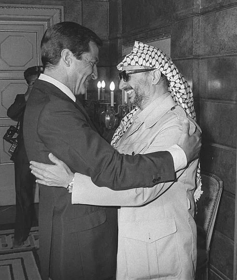 Adolfo Suárez recibe a Yasir Arafat en la Moncloa durante una visita oficial del presidente palestino en 1979.  