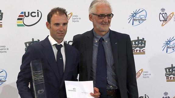 Alejandro Valverde recibe el premio UCI World Tour 2014 