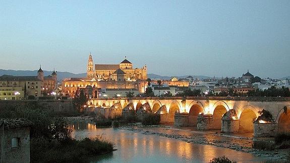 Córdoba, iluminada al atardecer. 