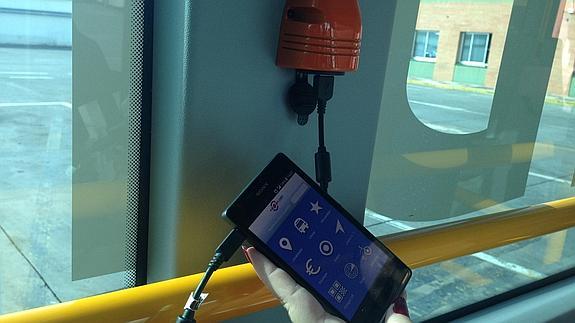 El cargador USB que se instalará en los autobuses malagueños.