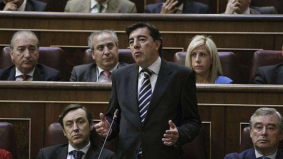 El portavoz del PP, José Antonio Bermúdez de Castro (de pie), durante su intervención en el pleno del Congreso 