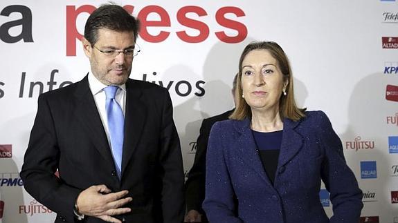 Rafael Catalá, junto a Ana Pastor.