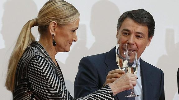 Cifuentes (i) brinda con Ignacion González. 