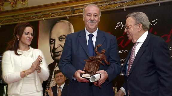 Del Bosque (c), durante su intervención tras recibir el Premio Mesonero Cándido. 