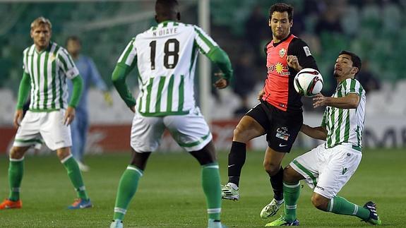 Enrique González intenta controlar el balón. 