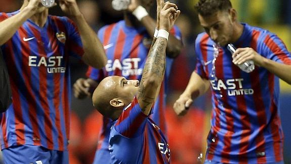 El brasileño Rafael Martins celebra el gol del empate del Levante. 