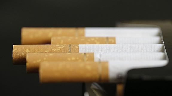 Cigarrillos dentro de una cajetilla de tabaco. 