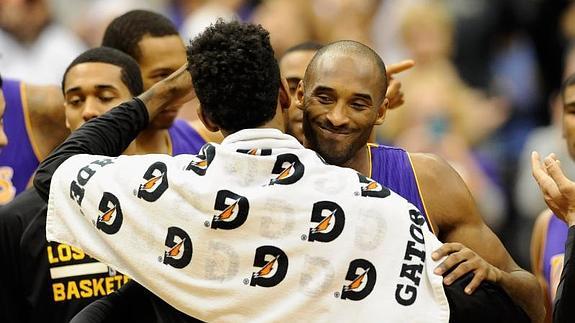 Kobe Bryant celebra su marca. 