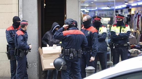 Mossos d'Esquadra durante un registro en la calle Gran de Sant Andreu durante una operación antiterrorista. 