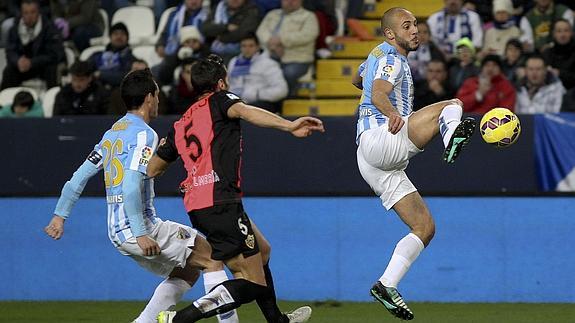 Amrabat intenta controlar el balón. 