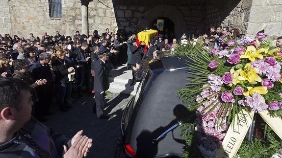 Varios compañeros portan el féretro del agente en el funeral en Navarredondilla, Ávila.