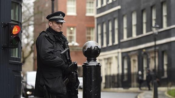 Un agente de policía armado vigila Downing Street en Londres. 