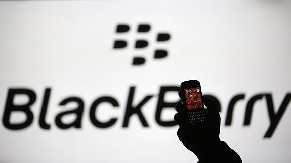 Un hombre utiliza un móvil de Blackberry