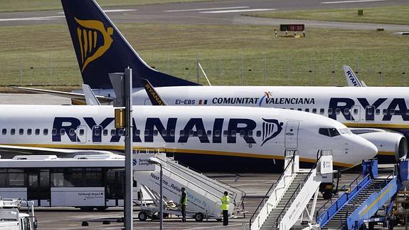 Dos aviones de Ryanair en el aeropuerto de Edimburgo.