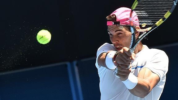 Nadal entrena en Australia. 