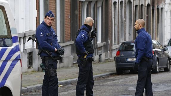 Policías belgas desplegados en la localidad de Verviers. 