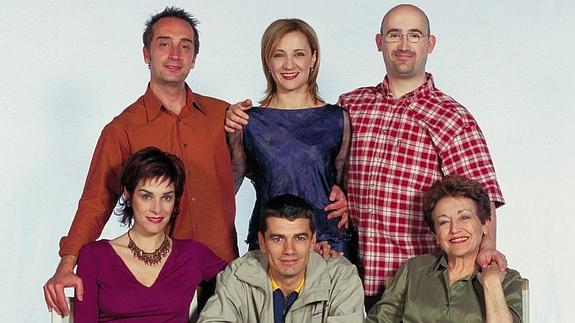 El reparto de '7 vidas' en el año 2000. 