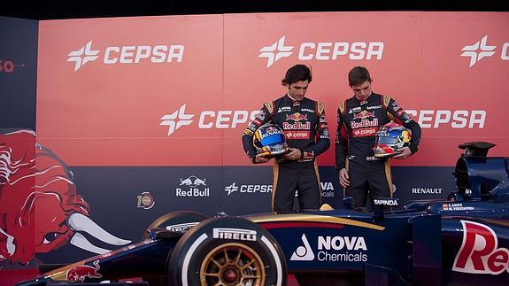 Carlos Sainz y Max Verstappen, durante la presentación del monoplaza. 