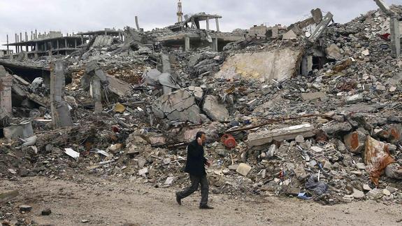 Un hombre camina entre los escombros que han dejado los combates en Kobani. 