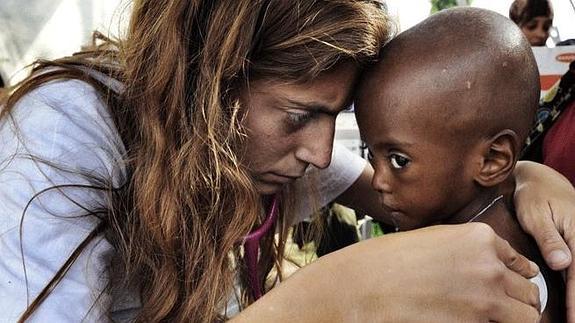 Una doctora de Médicos Sin Fronteras atiende a un pequeño en África. 
