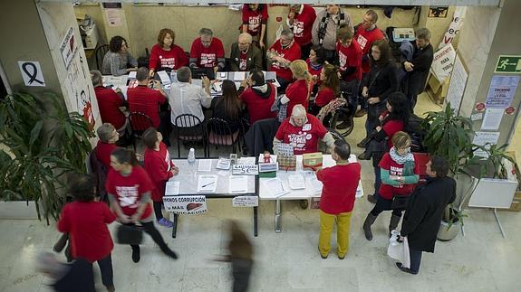 Mesa de recogida de firmas de la Plataforma de Afectados por la hepatitis C. 