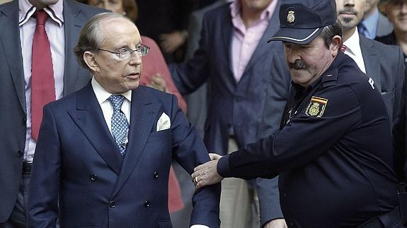 El empresario José María Ruiz-Mateos (i), a su salida de la Audiencia Nacional.