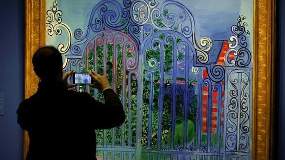 Una mujer visita la primera gran retrospectiva del pintor fauvista en el museo madrileño 