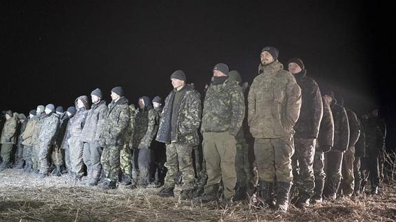 Prisioneros ucranianos, durante el intercambio de ayer. 
