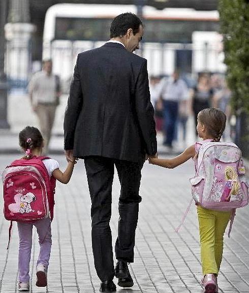 Un padre con sus dos hijas. 