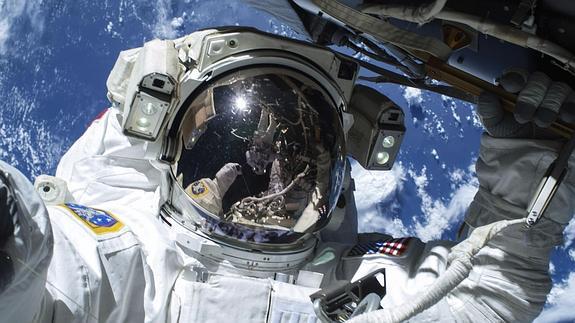 El astronauta estadounidense Barry Wilmore, operando en el exterior de la Estación Espacial Internacional. 