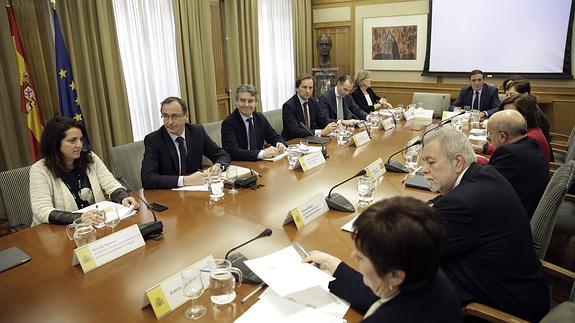 Alfonso Alonso, durante la reunión con los responsables autonómicos. 