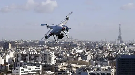 Un dron sobrevuela París. 