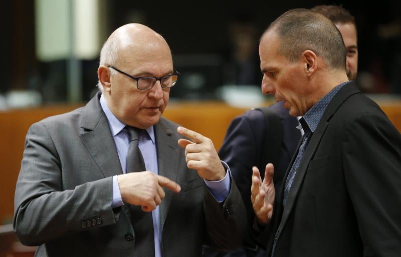 El ministro galo de Finanzas, Micehl Sapin, charla con Varoufakis.