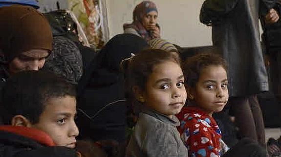Niños evacuados de Yarmouk, en el sur de Damasco.
