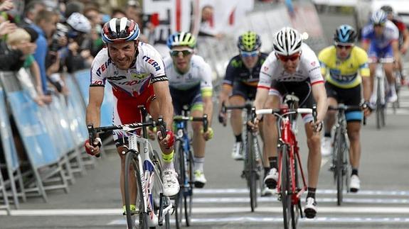 Joaquim 'Purito' Rodríguez (i) entrando en la meta. 