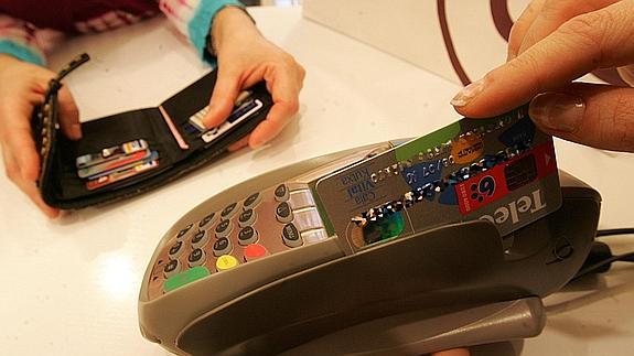 Un cliente realiza un pago con tarjeta de crédito.