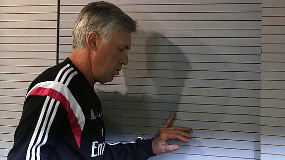 Ancelotti se marcha de la sala de prensa. 