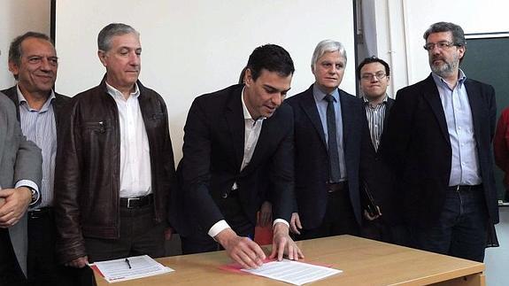 Pedro Sánchez, en el momento de firmar el pacto. 