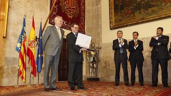 El ministro Margallo entrega a Guillermo Zarranz, presidente del consejo de administración de LAS PROVINCIAS, la Orden del Mérito Civil. Jesús Signes