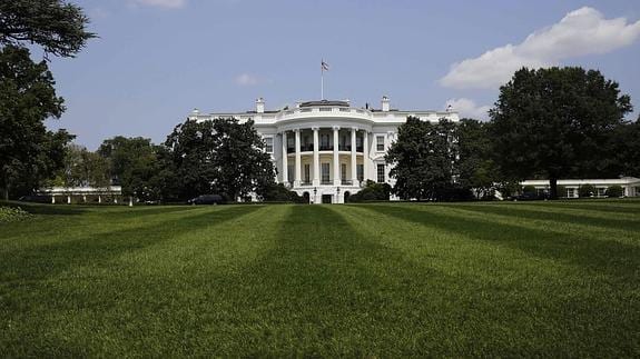 Vista sur del exterior de la Casa Blanca. 