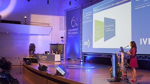 La doctora Ana Cobo, directora de la Unidad de Criopreservación de IVI Valencia, durante su conferencia.