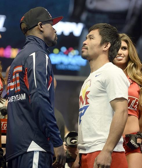 Mayweather y Pacquiao posan tras el pesaje. 