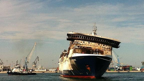 El Sorrento encara la bocana del puerto de Sagunto.