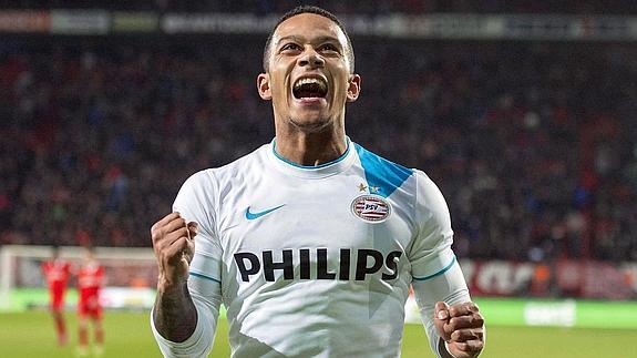 Memphis Depay celebra un gol con el PSV. 