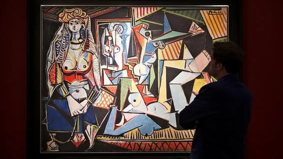 Un hombre observa 'Las mujeres de Argel', de Picasso.