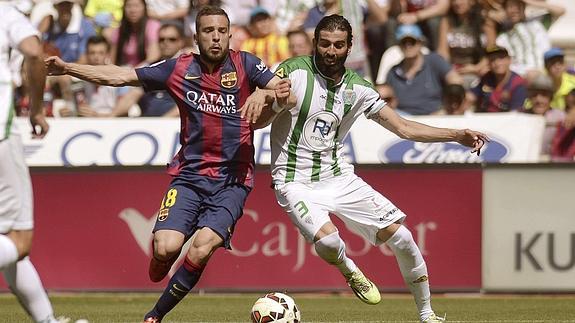 Crespo (d) lucha por un balón Jordi Alba. 