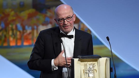 El cineasta francés Jacques Audiard recibe la Palma de Oro por su filme 'Dheepan'.